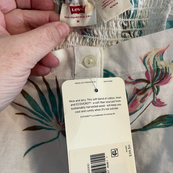 Levi's White Floral Button-Front Crop Top with Green & Pink Print - Picture 2 of 7